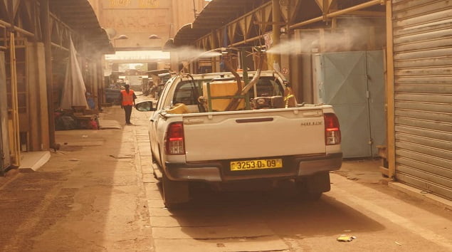 1 C'est le camion, avec un chauffeur à bord, qui se charge de la désinfection du marché central de Bobo