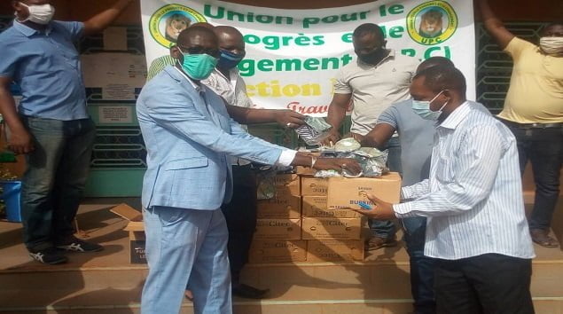 1 C'est le SG de l'UPC/Houet qui a procédé à la remise du don au médecin chef du CMA de Dô