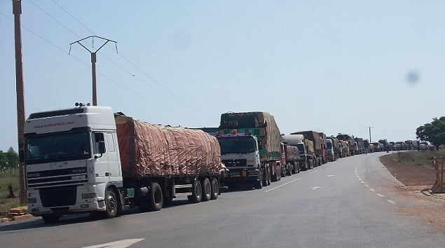 Camions-provenant-du-Togo-Photo-prise-à-la-frontière